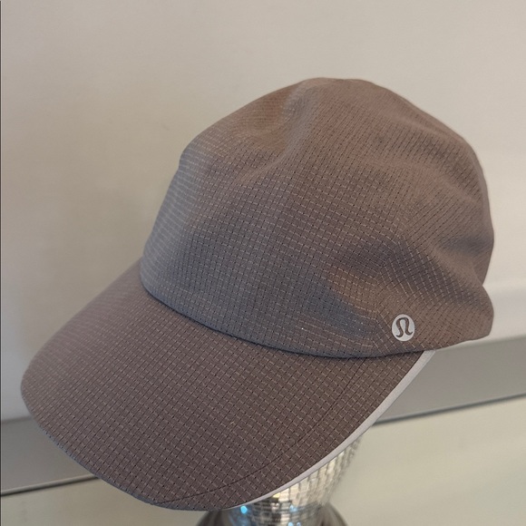 🆕 LULULEMON Fast and Free Run Hat Woven Air Warm Ash Grey NWT - Picture 4 of 16